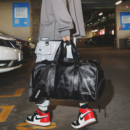 Вместительная и большая водонепроницаемая сумка для путешествий