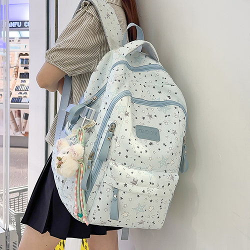 轻便休闲，炒鸡百搭的通勤双肩包