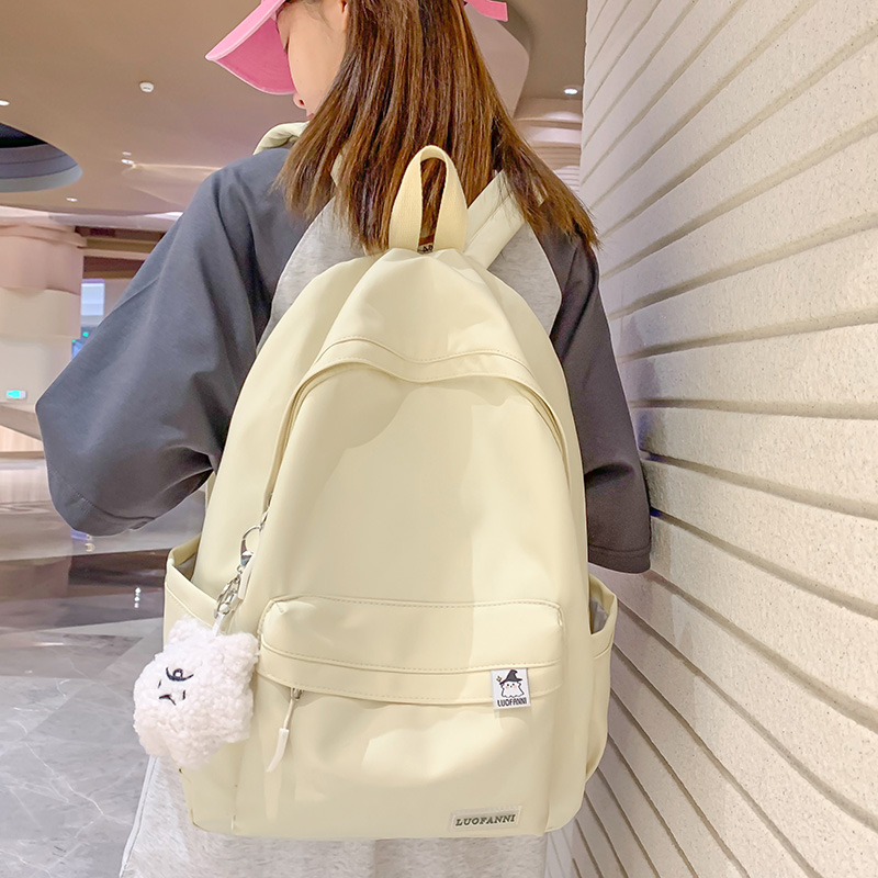 轻便休闲，炒鸡百搭的通勤双肩包