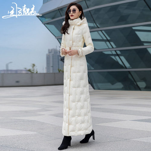米白色长款保暖修身过膝羽绒服