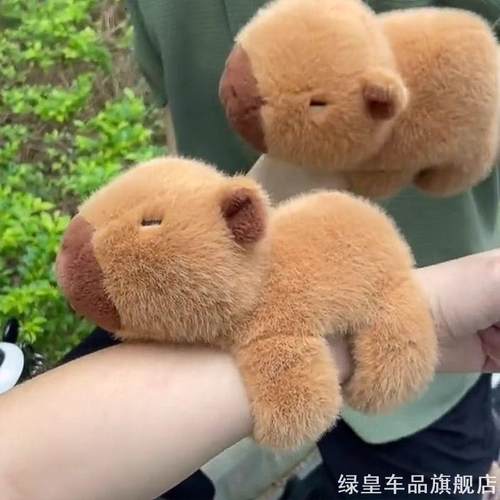 适用卡皮巴拉车载玩偶别克卧室本田零跑毛绒玩具抱枕拉门客厅奔驰