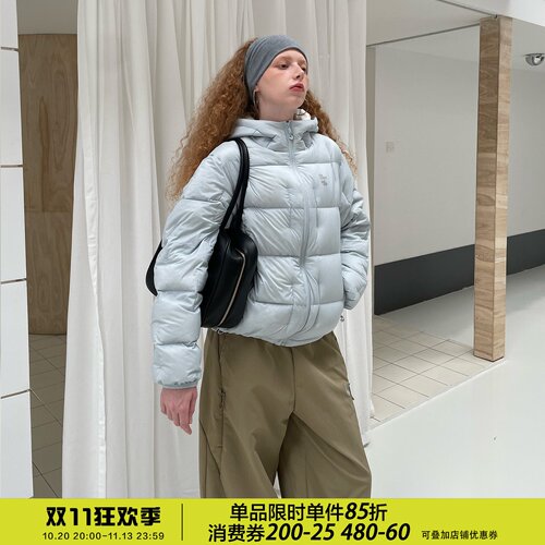 蓬松却不显臃肿的轻暖短款羽绒