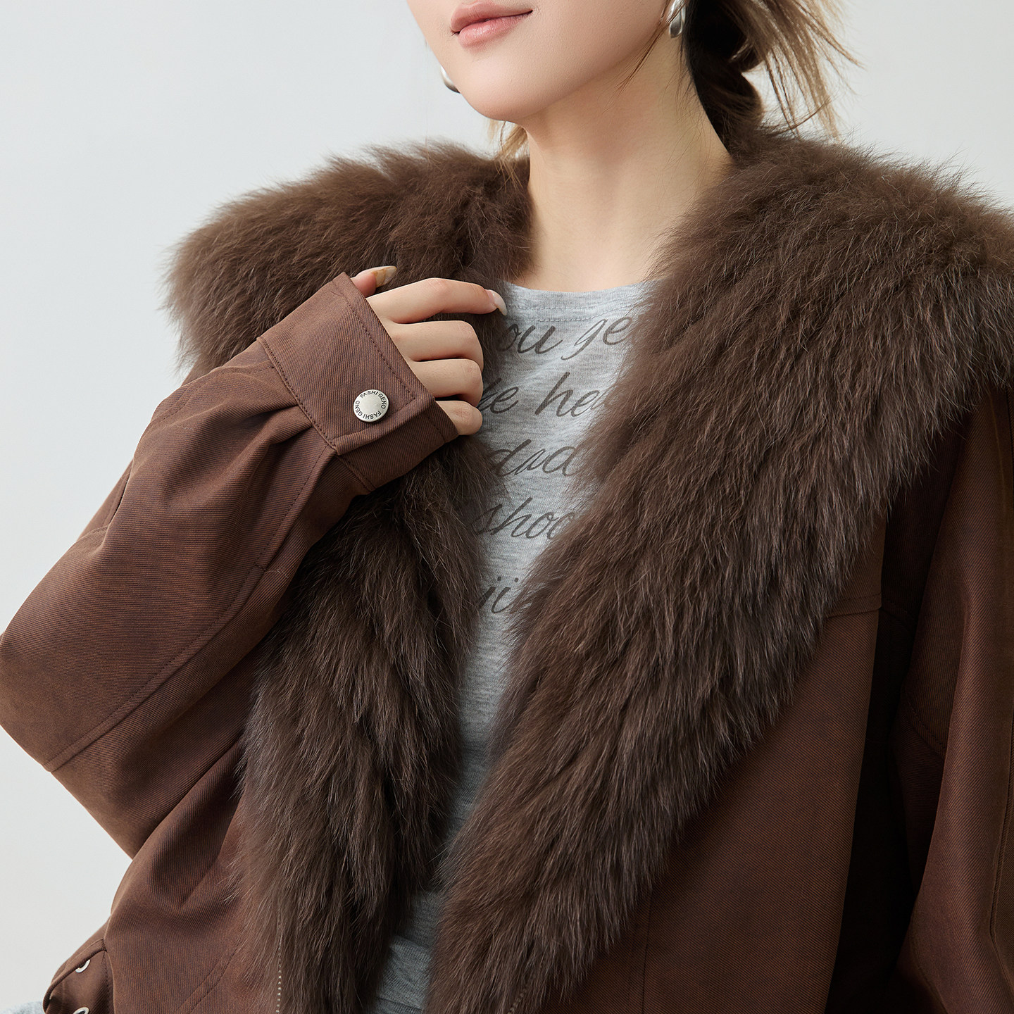 90白鹅绒服女短款大翻领狐狸毛