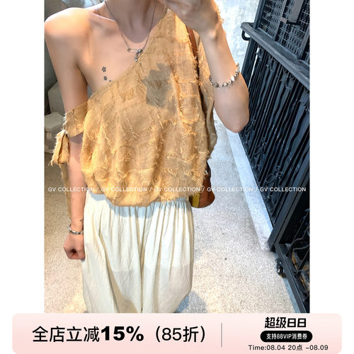 轻柔立体肌理感斜肩不规则上衣