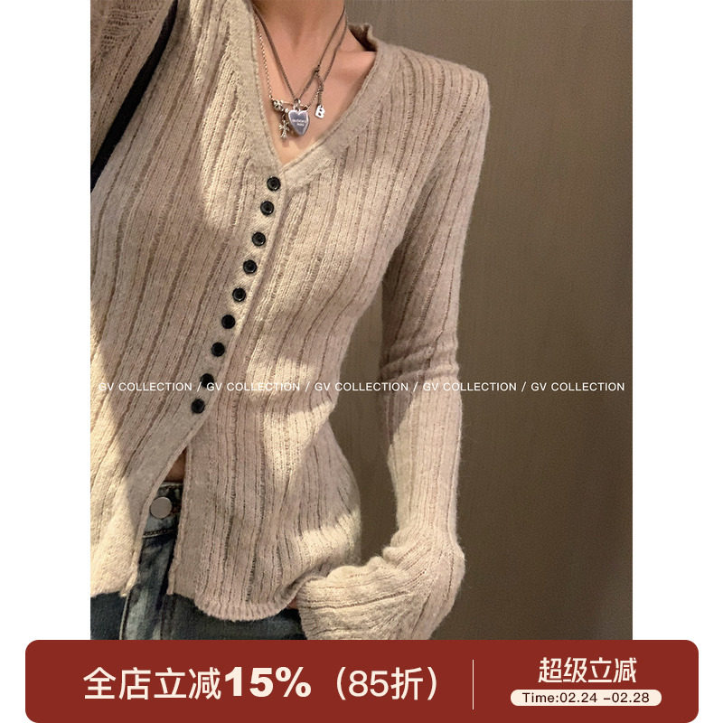 GV大白哥 慵懒心机 羊毛V领微透镂空收腰纽扣针织上衣百搭新款女