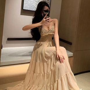 法式千金亮片v领吊带连衣裙女夏季褶皱温柔风长裙露背收腰a字裙子