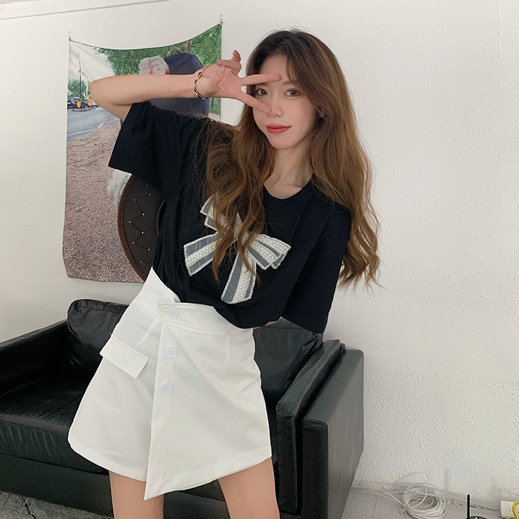 Real price real shot ~ summer age reduction cute design feeling bow tie nail bead T-shirt + versatile slim shorts