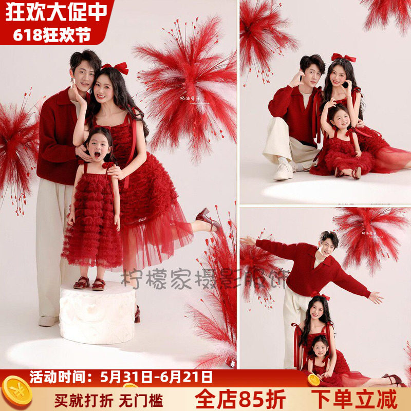 红色新年亲子装礼服一家三口氛围感甜美纱裙写真影楼摄影拍照主题