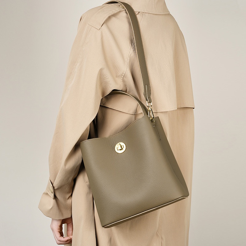 秋冬大容量包包女士2025新款斜挎女包水桶包真皮单肩百搭手提包