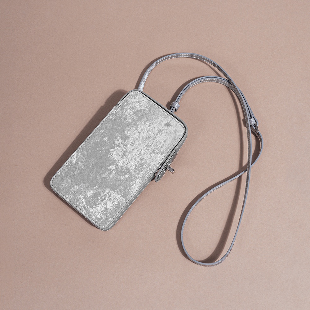 秋冬新中式锁扣手机包国风绸缎牛皮盒子包2025新款复古时尚迷你