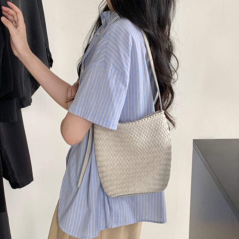 旅行通勤小众牛皮手工编织包女夏2025新款度假风休闲单肩水桶包