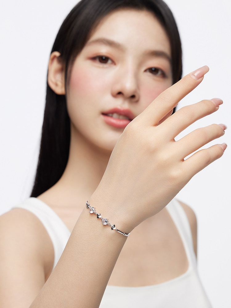 CARTILO CLOVER BRACELET GIRLS  LIGHT LUXURY NICHE DESIGN EXQUISITE SIMPLE BIRTHDAY GIFT FOR GIRLFRIEND