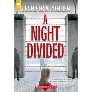 A Night Divided(Scholastic Gold)[9780545682442]