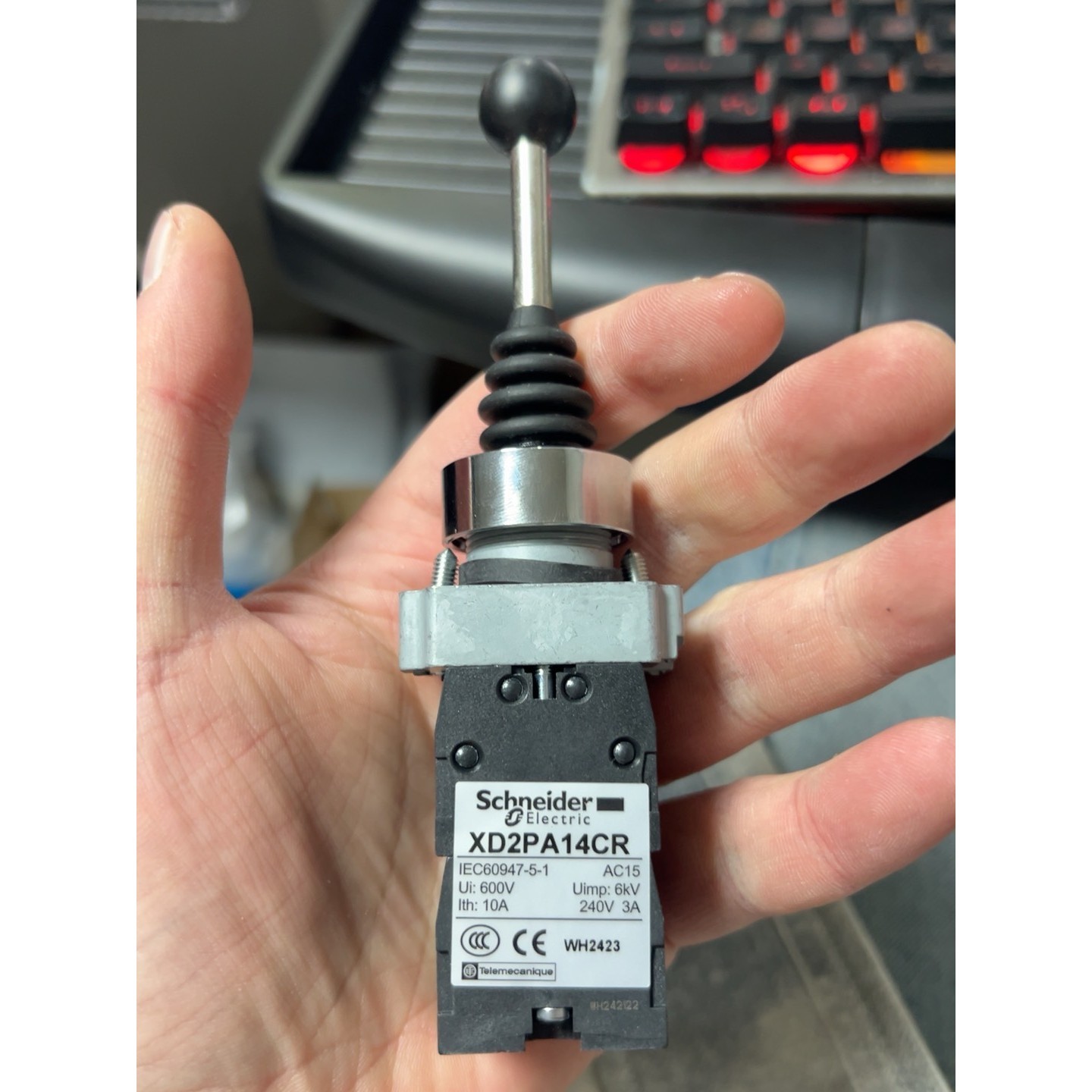 (议价)全新正品施耐德主令开关XD2PA14CR,适合多种工业应用.询价