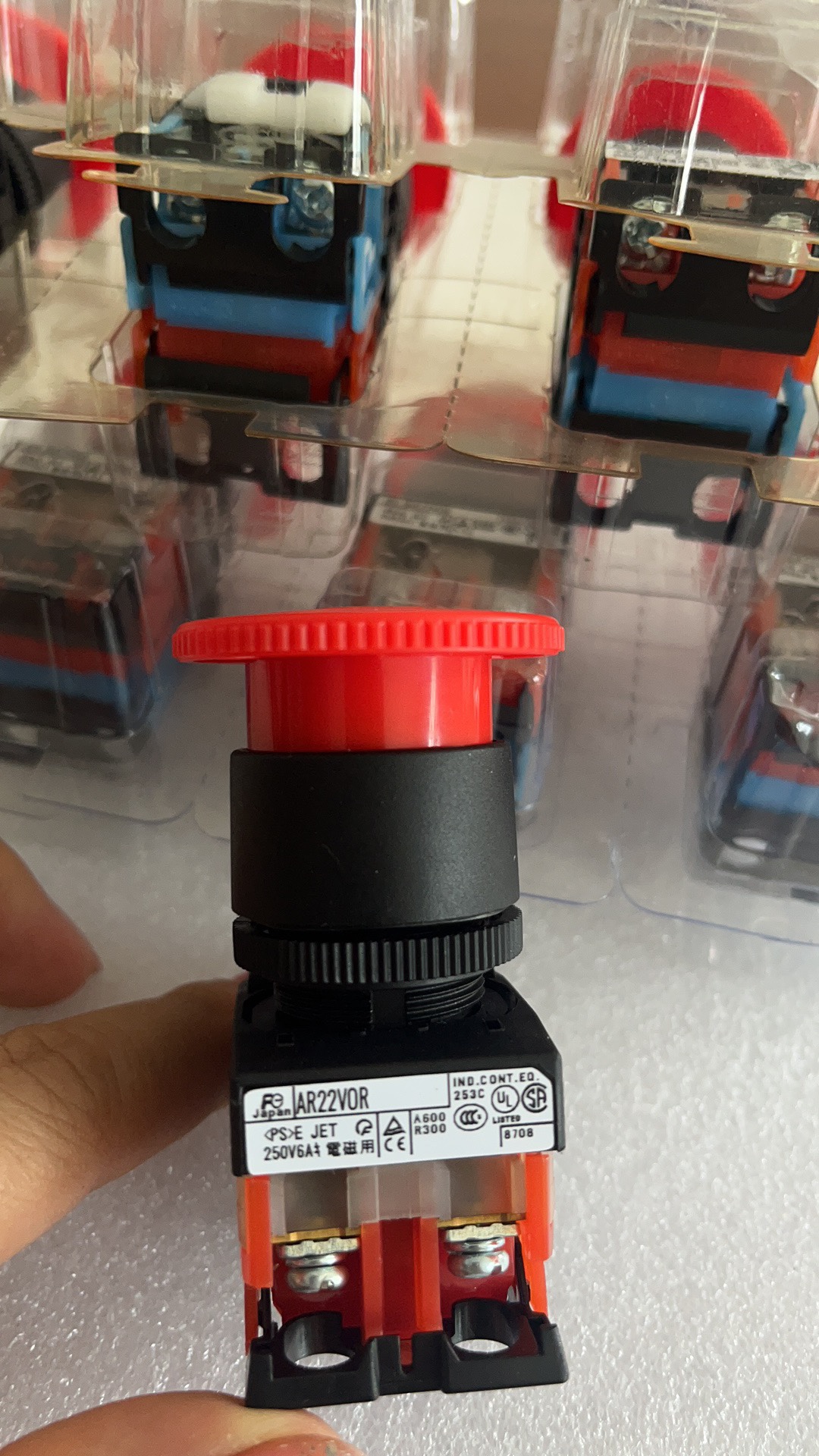 AR22V2R-11R/02R 蘑菇自锁紧急停止开关富士FUJI急停按钮开关