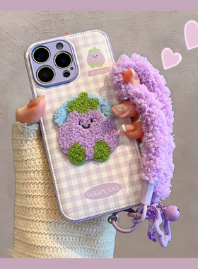 日本PAREO DOLL秋冬适用iPhone15手机壳16新款苹果13/紫色格纹卡通刺绣耳机茄子14pro毛绒挂绳皮质防摔男女