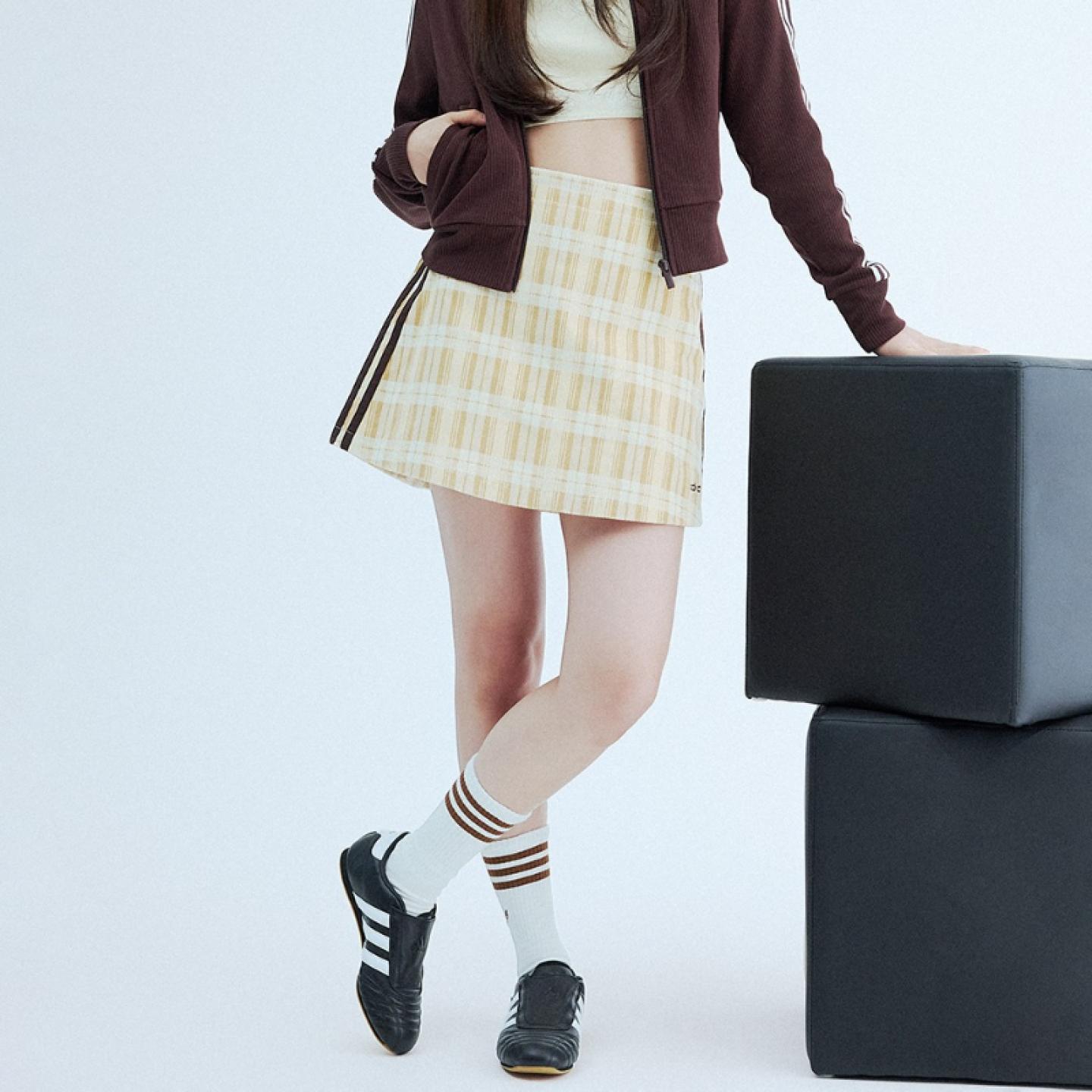 阿迪达斯三叶草女格纹短裙