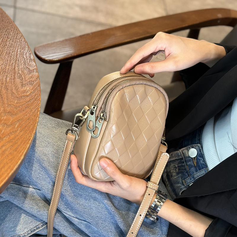 手机包女斜挎2025新款质感百搭菱格竖款植鞣牛皮小包包单肩包女士