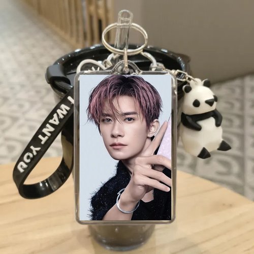 易烊千玺周边定钥匙扣照片相框挂件礼物海报贴纸tfboys手办十周年