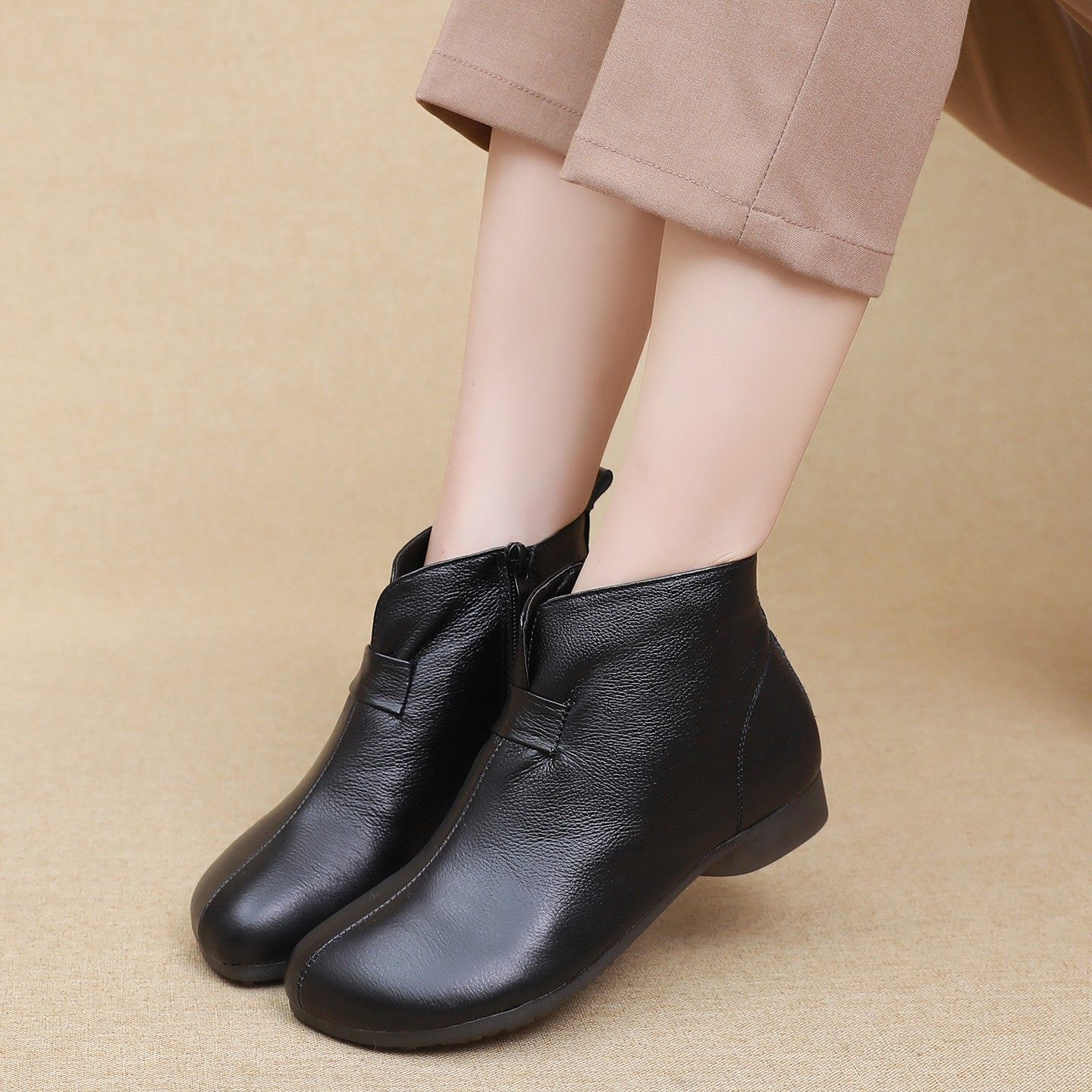 真皮短靴女秋冬加绒平底舒适棉靴软底妈妈鞋休闲时装靴中老年棉鞋