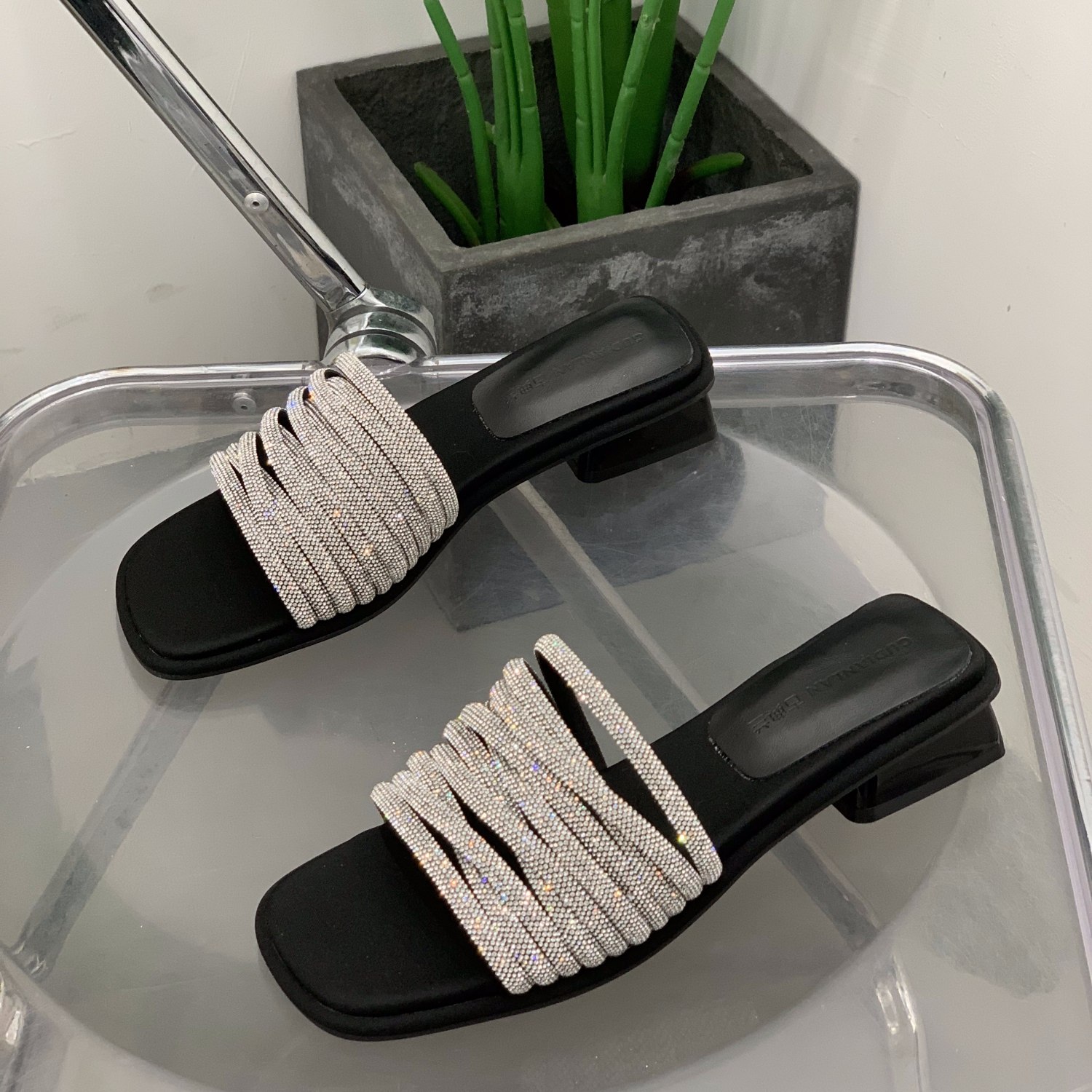 夏季外穿水钻拖鞋女2025年新款平底单鞋女生凉鞋百搭爆款一字潮拖