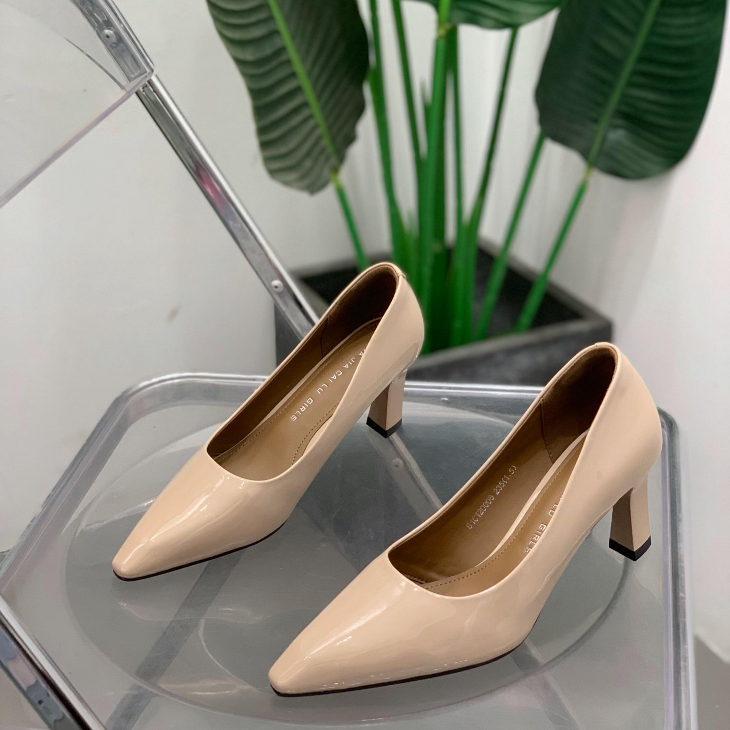 尖头浅口单鞋女2025年秋冬粗跟漆皮高跟鞋配裙子气质优雅工作鞋子