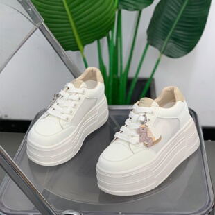 增高马年配饰休闲板鞋 女2026春夏新款 松糕厚底百搭真皮小白鞋 时尚