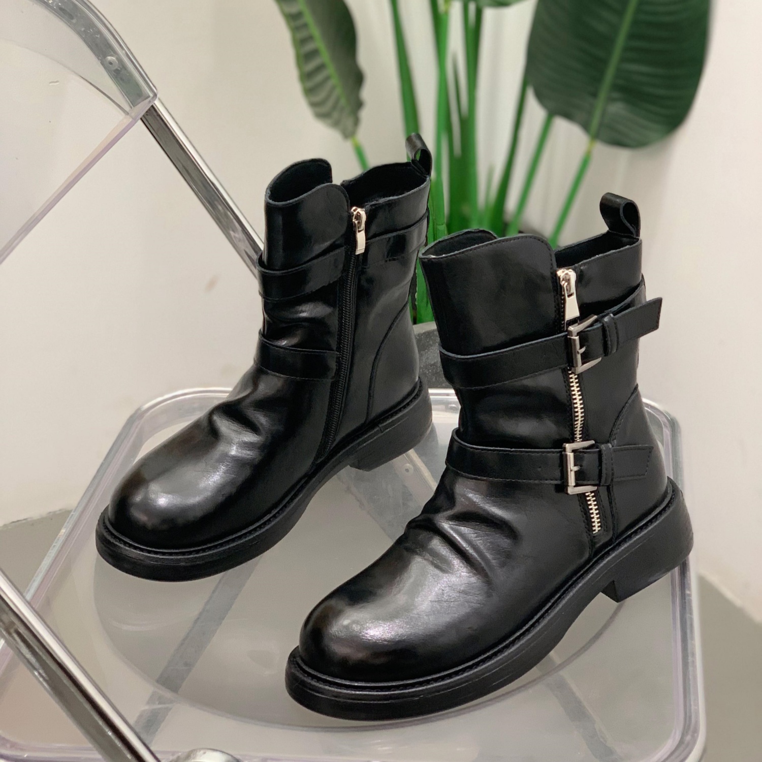 英伦风皮带扣马丁靴女时尚瘦瘦靴