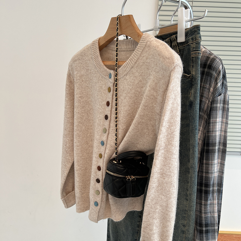 甜美软糯浣熊绒毛衣单排扣圆领