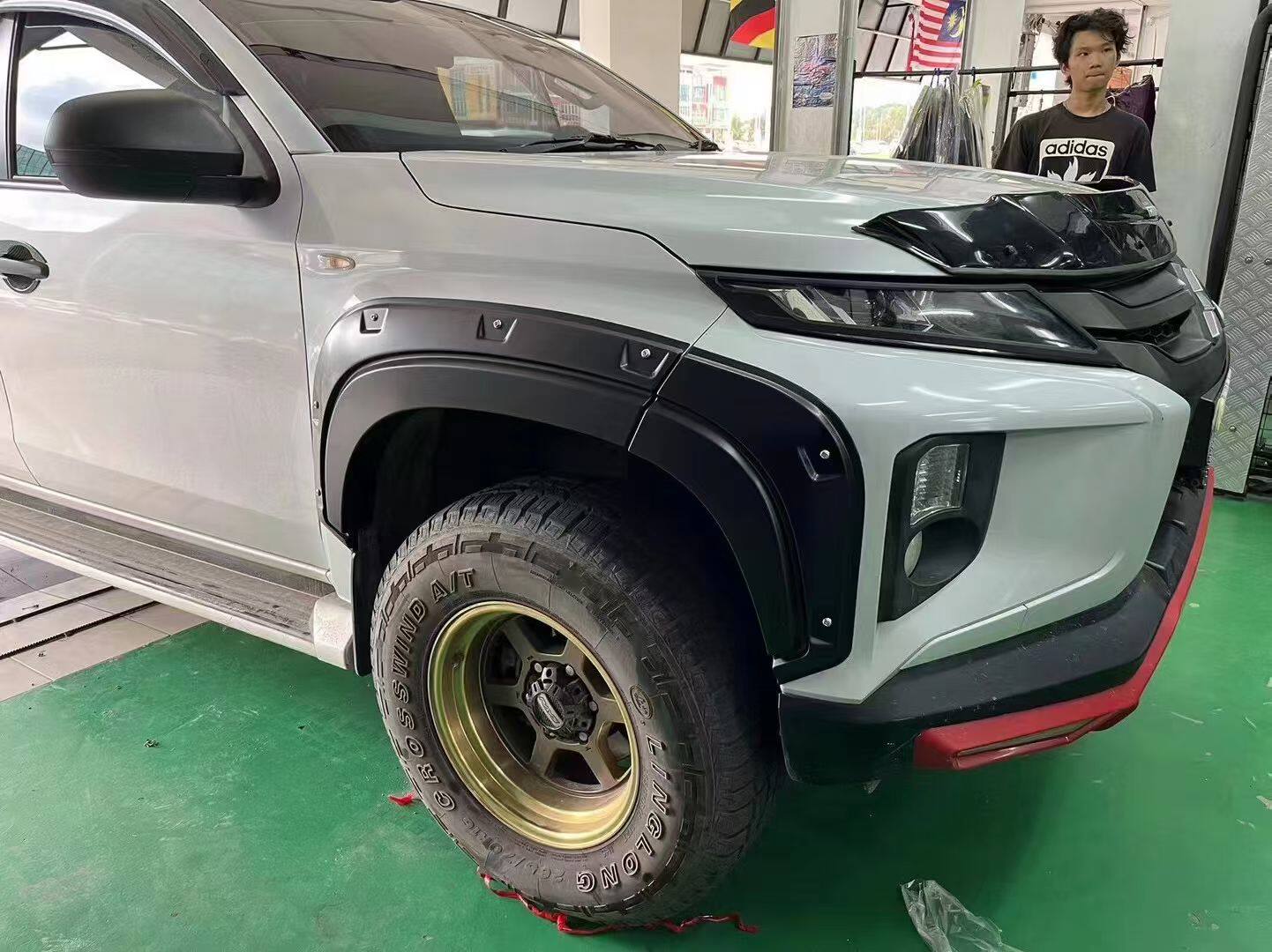 适用19-23年三菱TRITON L200皮卡改装24款带钉轮眉加宽挡泥板装饰