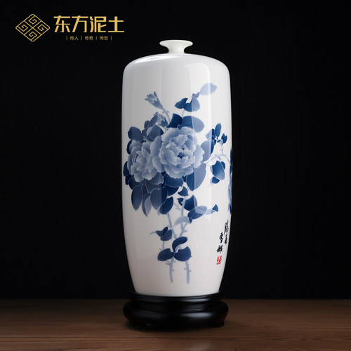 《胜春》陈雪娥大师釉下手绘花瓶