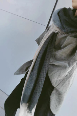 定制版灰色渐变日单围巾冬季新款高级感围脖披肩两用保暖围巾男女