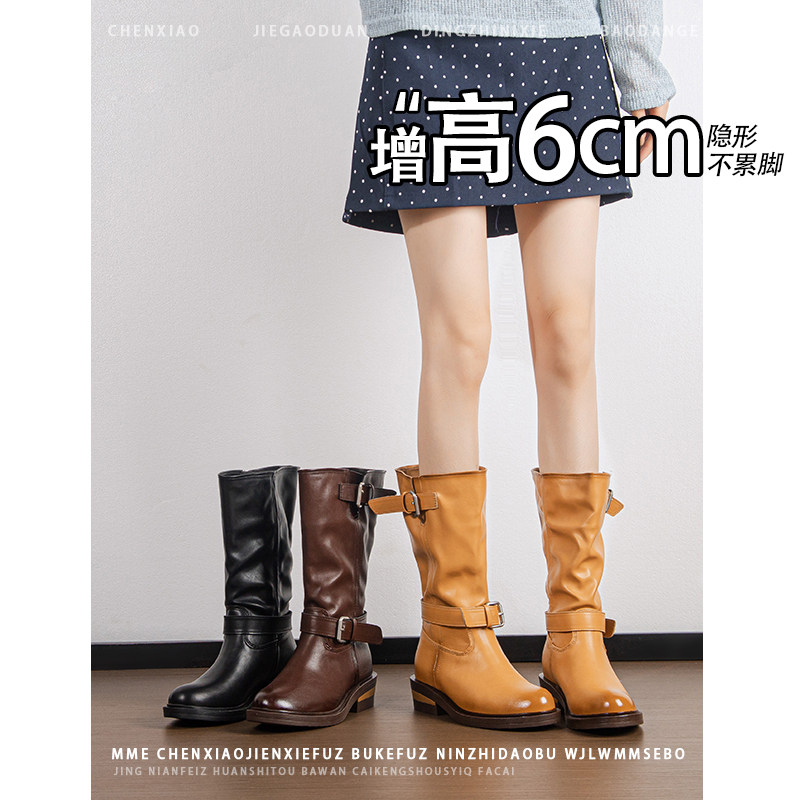 不累脚!内增高6CM圆头机车靴2026年冬季百搭皮带扣靴子中筒靴女