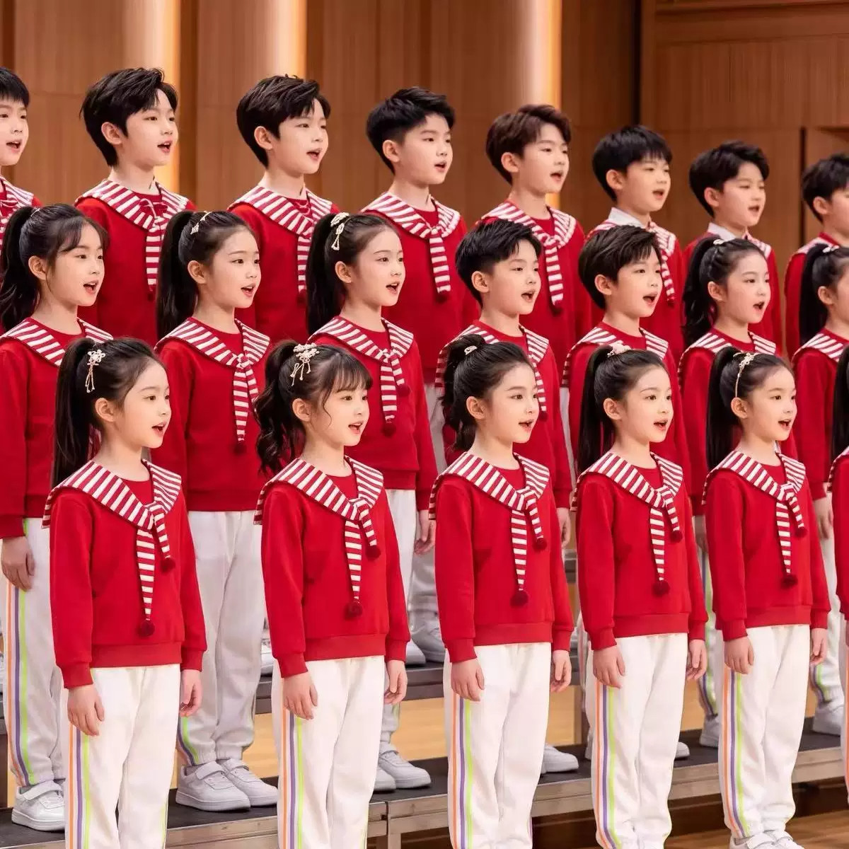 学生运动会入场团体操演出红色卫衣套装幼儿一年级童心向党合唱服