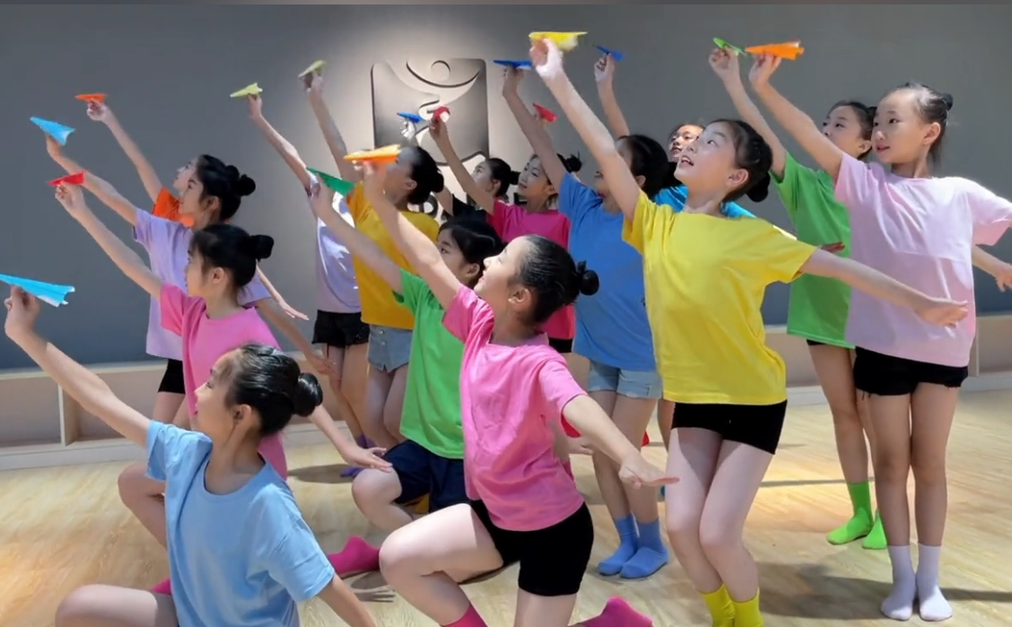 六一彩色圆领卫衣儿童演出糖果色童装舞蹈服幼儿小学生运动会班服