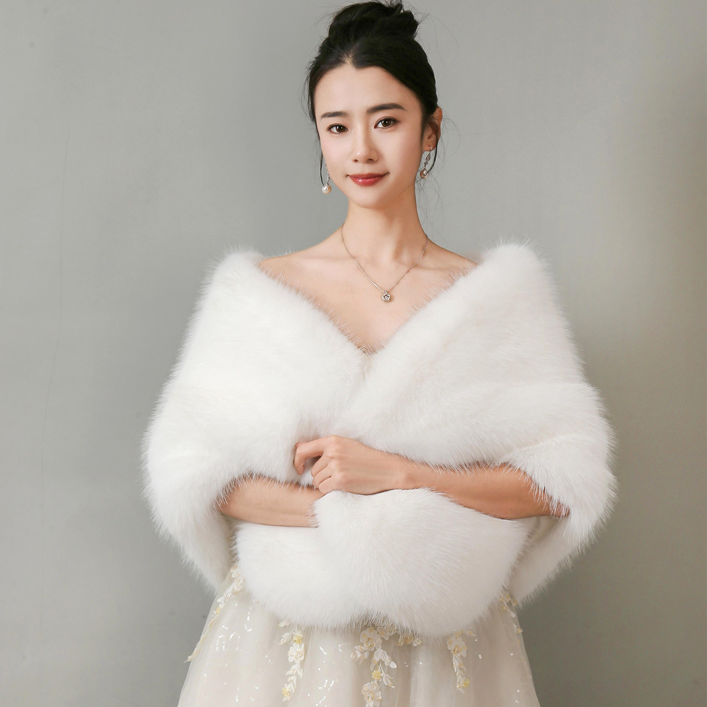 婚纱披肩女冬外搭白色狐狸毛新娘结婚敬酒秀禾服披风斗篷皮草外套