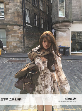 Xinlei Lin “多维茨画廊”复古浪漫V领荷叶边长袖短款层次连衣裙