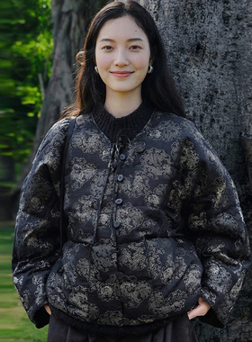 知笔墨曜石黑宋锦桑蚕丝保暖鹅绒羽绒服 上久楷刺绣马白鹅绒外套