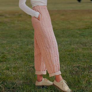 知笔墨2021年冬文艺粉色双层绉布肌理压褶95白鹅绒保暖显瘦羽绒裤