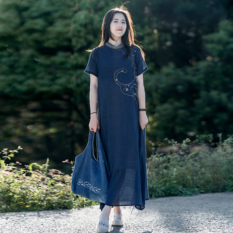 知笔墨夏款复古文艺手工刺绣改良圆领显瘦旗袍草木染靛蓝连衣裙