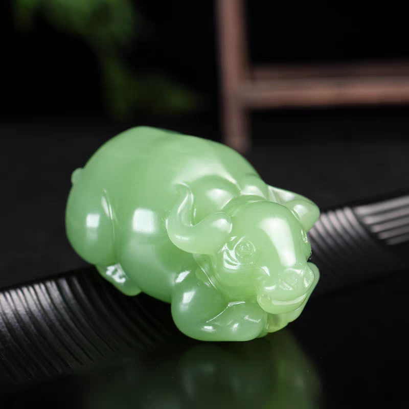 和田玉牛手把件新疆青玉扭转乾坤玉牛手玩件玉石生肖牛挂件小摆件
