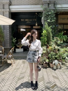 泡泡袖 中古宫廷风镂空v领衬衫 白色衬衣气质上衣 南洋古堡 萌萌Ja