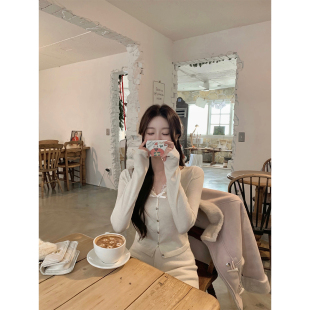 萌萌Ja 奶欲mood~ 精致V领毛衣蕾丝边针织开衫温柔打底内搭女上衣