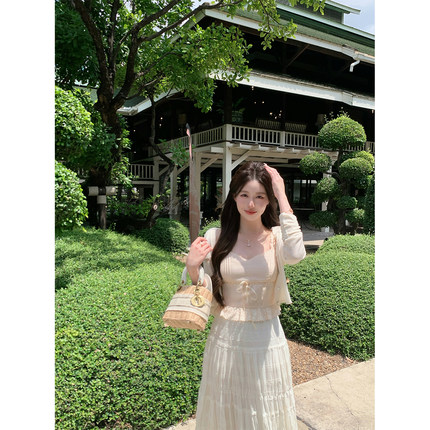 萌萌Ja 珐琅杏语~甜美天丝塔克线蕾丝拼接吊带设计感小众内搭上衣