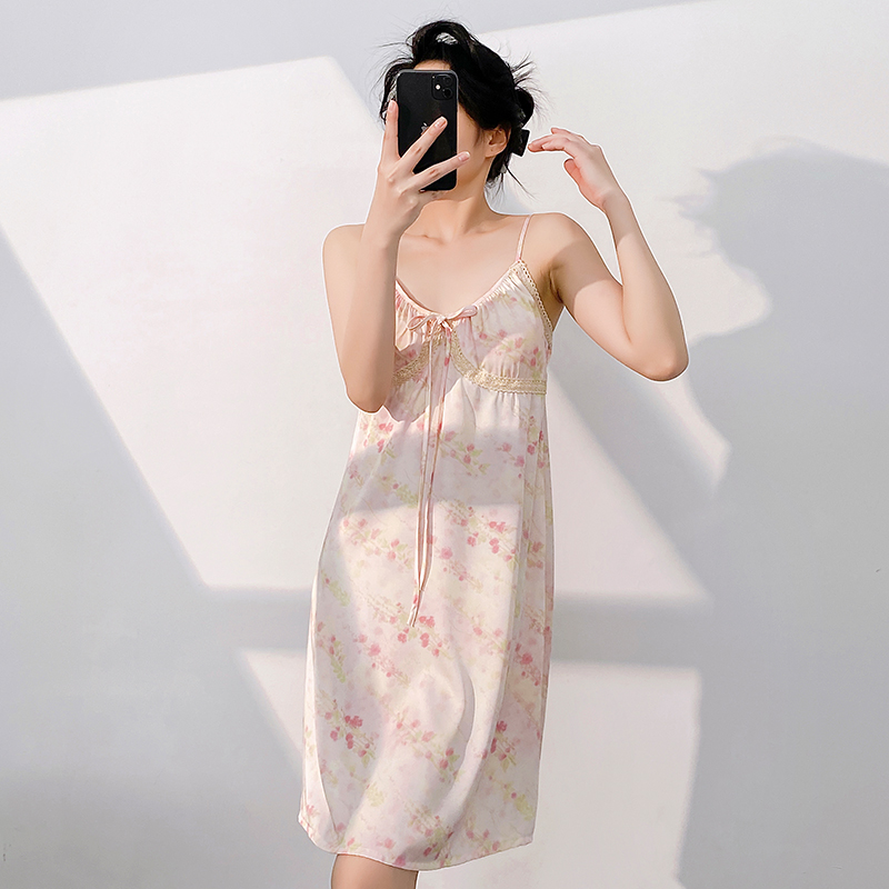 纯欲风性感吊带睡裙女