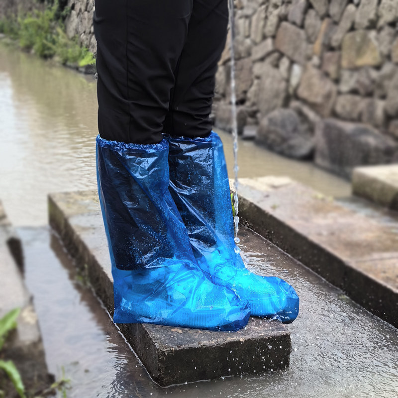 DISPOSABLE RAIN BOOT COVERS OUTDOOR WATERPROOF THICKENED WEAR-RESISTANT FOOT COVERS FOR MEN AND WOMEN AND RAINPROOF HIGH-CUT PLASTIC SHOE COVERS ARE WORN OUTSIDE IN RAINY DAYS