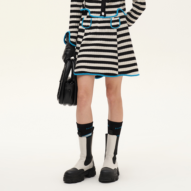 NMORE设计师品牌 黑白条纹撞蓝色曲线装饰边针织短裙