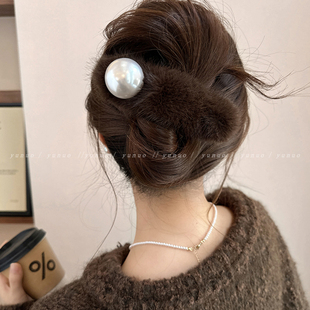 秋冬高级感毛绒珍珠一字抓夹女2024新款大号发夹后脑勺毛毛鸭嘴夹