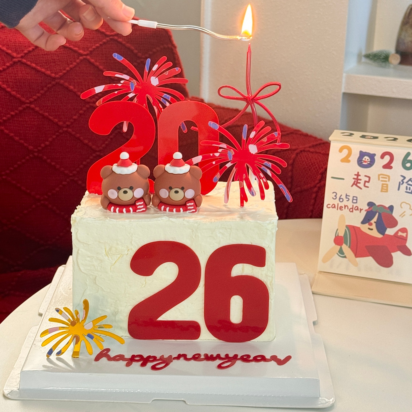 网红新年围巾小熊蛋糕装饰摆件2026礼花亚克力插牌烘焙装扮插件