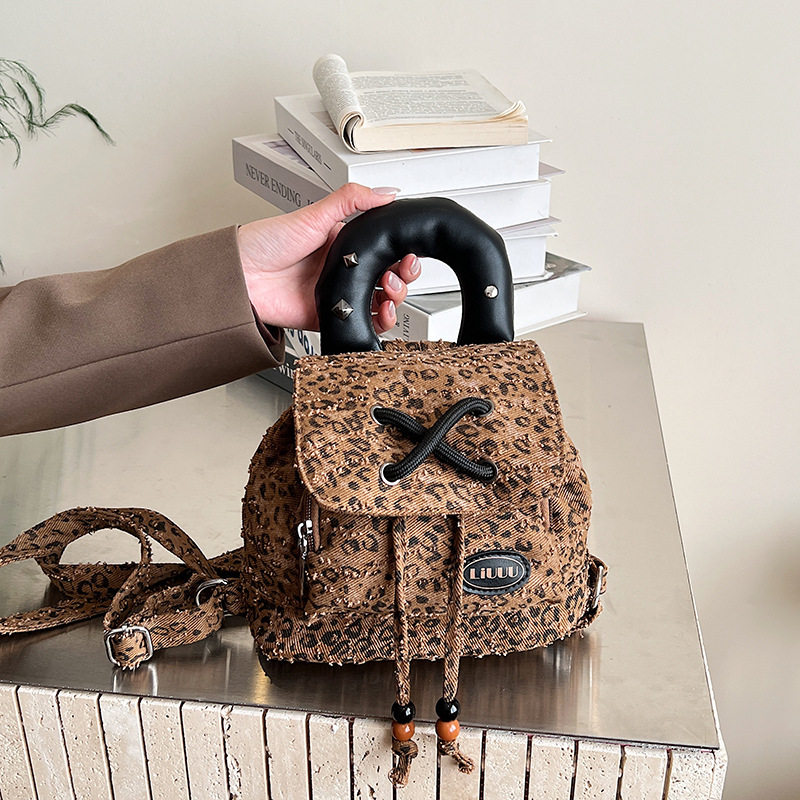 2026韩版双肩包可爱牛仔布潮流百搭通勤水桶包豹纹背包轻便女包